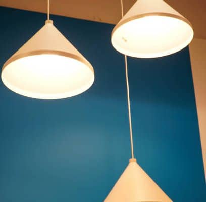 Comment installer un luminaire suspendu au plafond ?