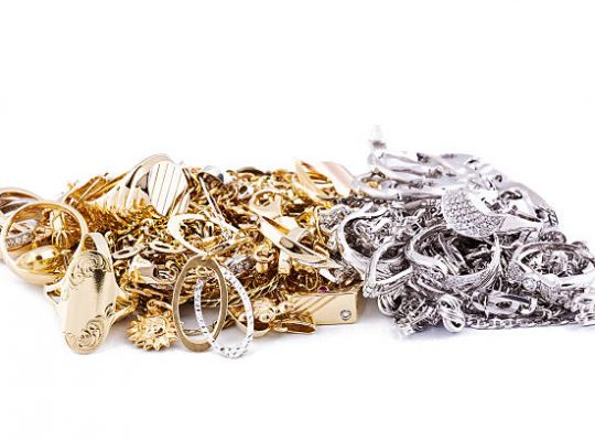Peut-on mélanger les bijoux en argent et en or ?
