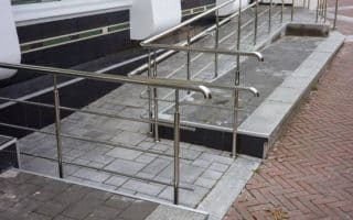 Comment construire une rampe d’escalier pour handicapés ?