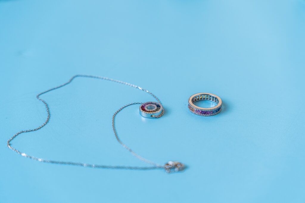 La magie des bagues pendentif : une symbolique forte et unique