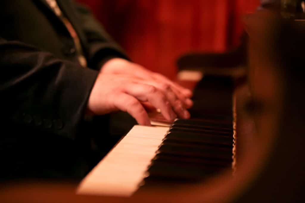 Pianistes prodiges : les jeunes talents qui façonnent l&rsquo;avenir du piano