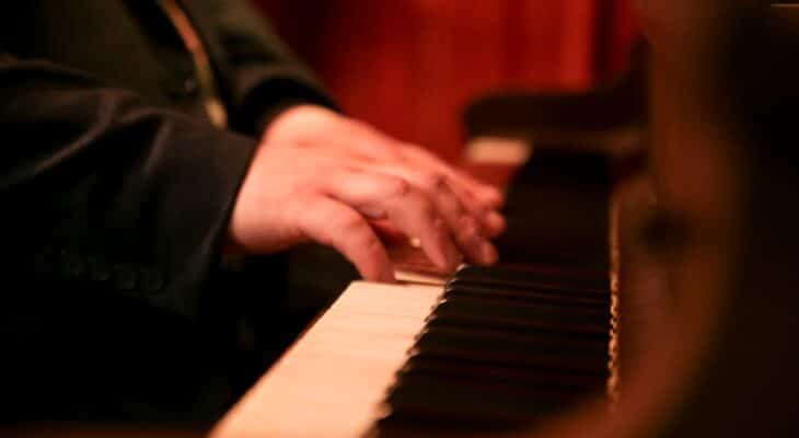 Pianistes prodiges : les jeunes talents qui façonnent l’avenir du piano
