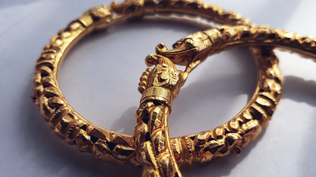 Bague, collier, bracelet ancien : comment savoir combien ça vaut ?