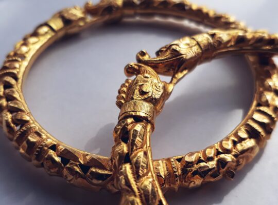 Bague, collier, bracelet ancien : comment savoir combien ça vaut ?